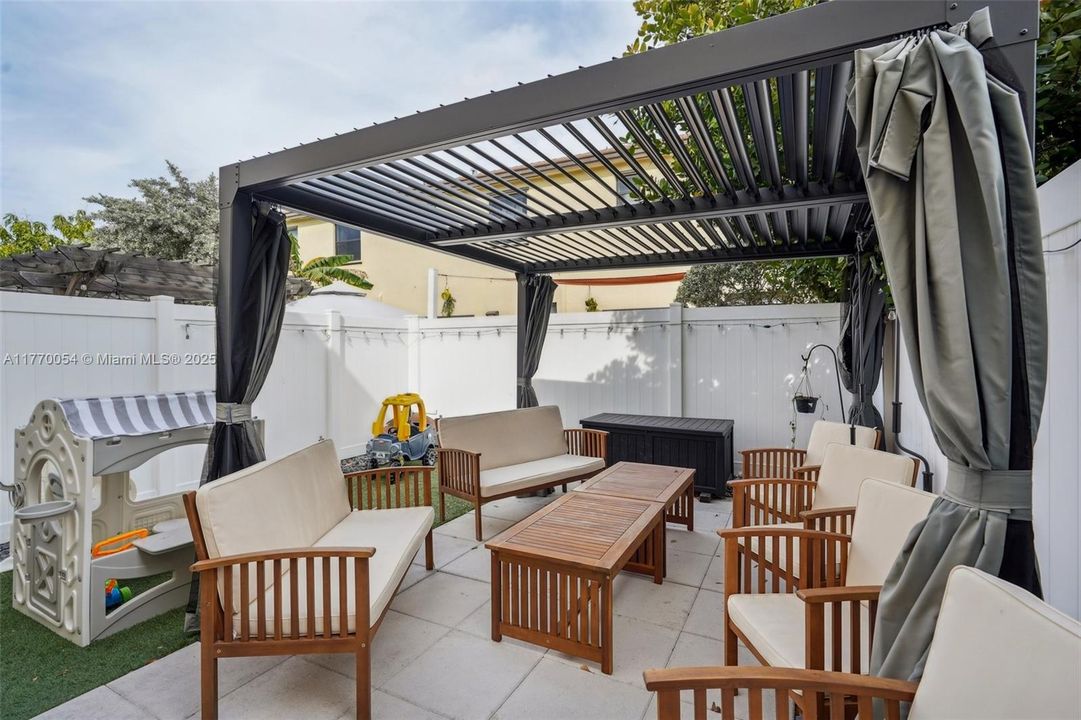 最近售出: $499,999 (3 贝兹, 3 浴室, 1332 平方英尺)