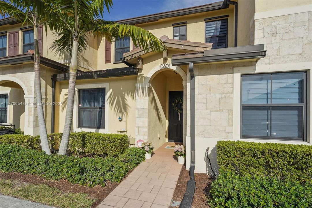 最近售出: $499,999 (3 贝兹, 3 浴室, 1332 平方英尺)