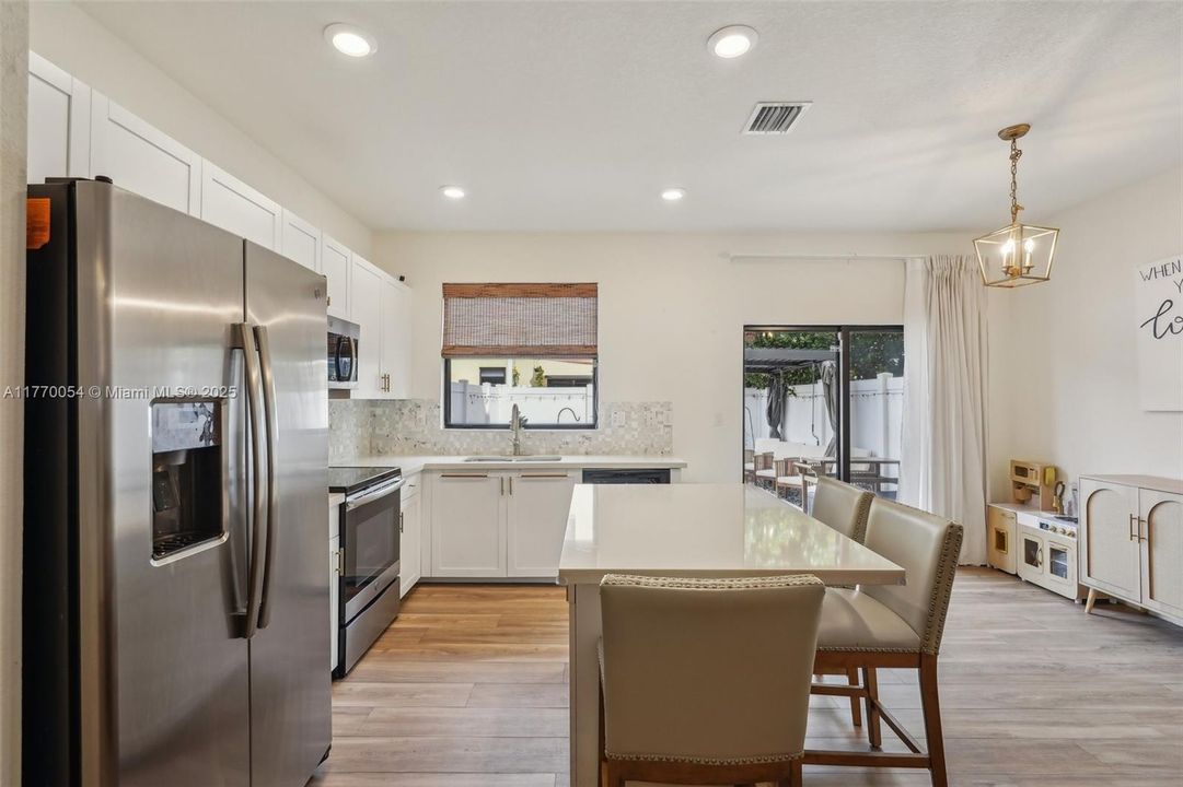 最近售出: $499,999 (3 贝兹, 3 浴室, 1332 平方英尺)