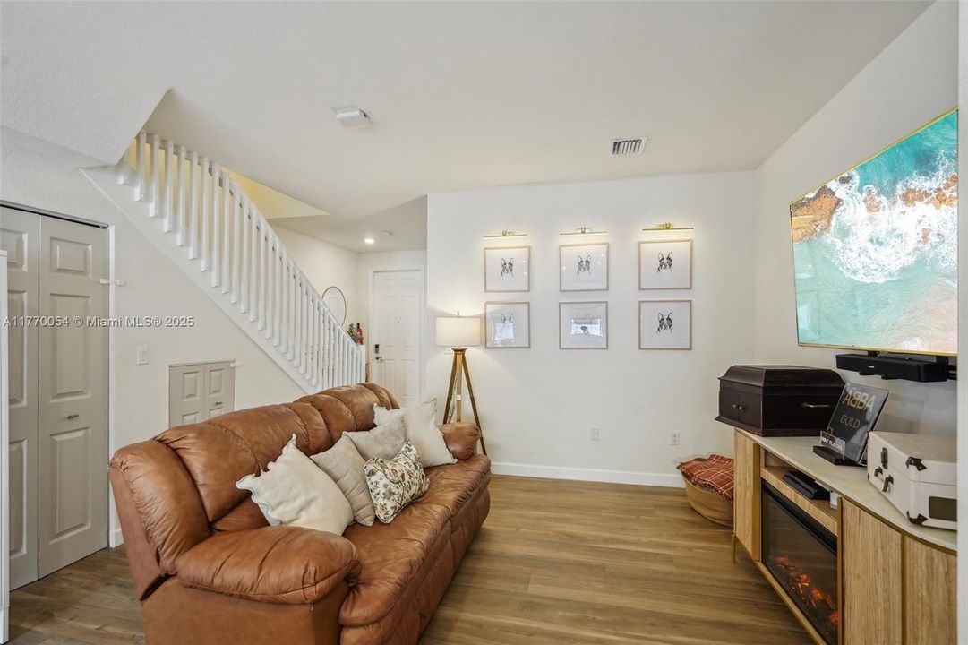 最近售出: $499,999 (3 贝兹, 3 浴室, 1332 平方英尺)