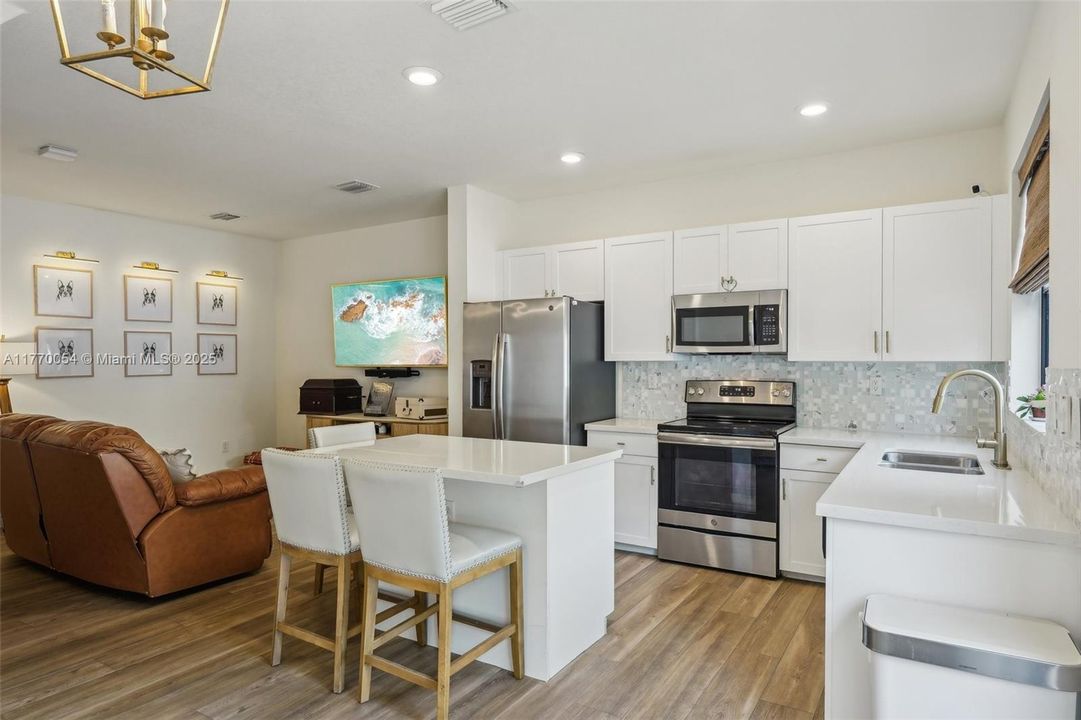 最近售出: $499,999 (3 贝兹, 3 浴室, 1332 平方英尺)