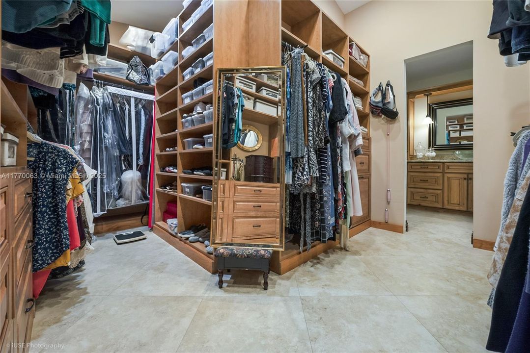 最近售出: $1,750,000 (5 贝兹, 4 浴室, 3205 平方英尺)