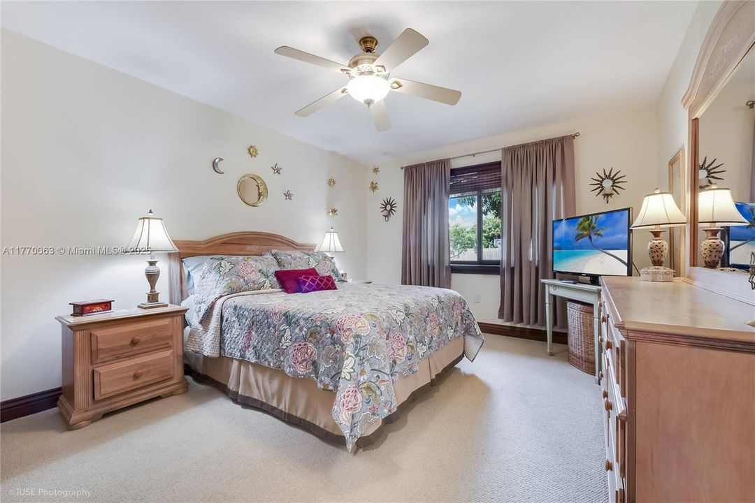 最近售出: $1,750,000 (5 贝兹, 4 浴室, 3205 平方英尺)