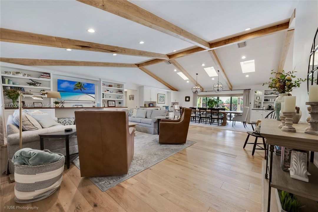 最近售出: $1,750,000 (5 贝兹, 4 浴室, 3205 平方英尺)