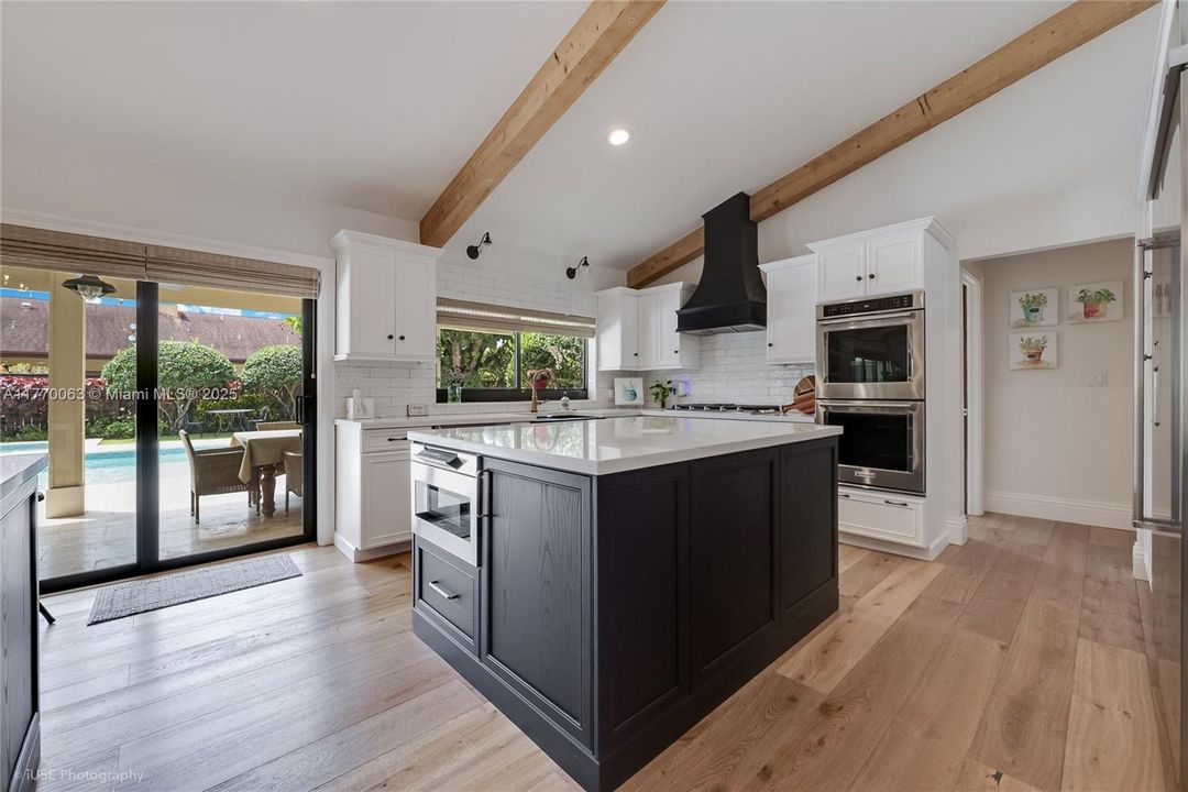 最近售出: $1,750,000 (5 贝兹, 4 浴室, 3205 平方英尺)