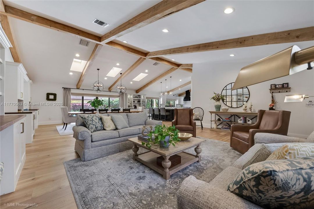 最近售出: $1,750,000 (5 贝兹, 4 浴室, 3205 平方英尺)