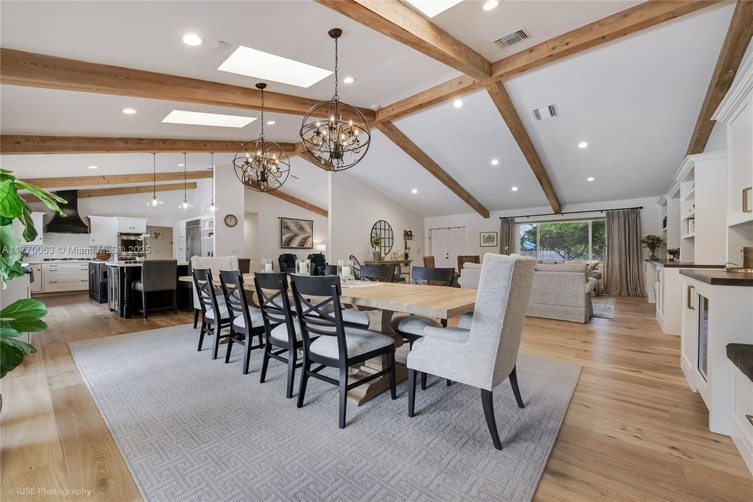 最近售出: $1,750,000 (5 贝兹, 4 浴室, 3205 平方英尺)