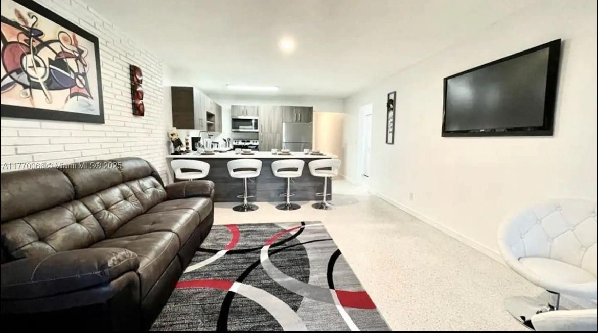 Recientemente alquilado: $2,800 (3 camas, 1 baños, 2027 Pies cuadrados)