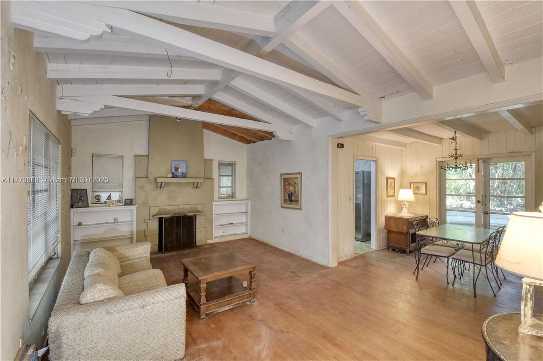 最近售出: $1,395,000 (2 贝兹, 1 浴室, 883 平方英尺)