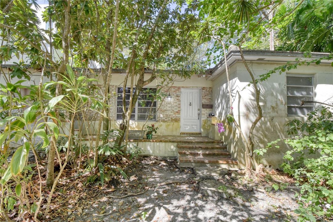 最近售出: $1,395,000 (2 贝兹, 1 浴室, 883 平方英尺)