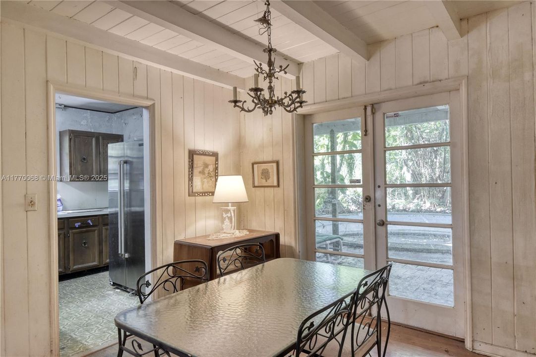 最近售出: $1,395,000 (2 贝兹, 1 浴室, 883 平方英尺)