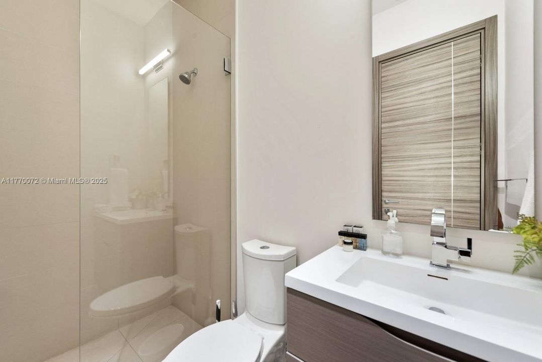 For Rent: $60,000 (7 beds, 7 baths, 7723 Square Feet)