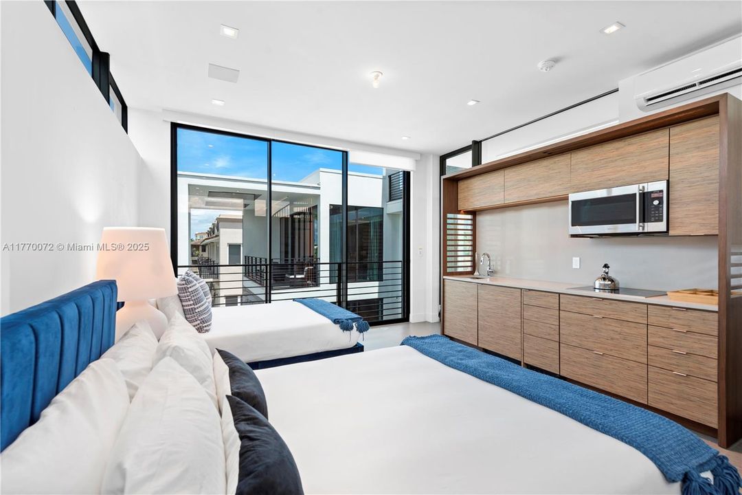 For Rent: $60,000 (7 beds, 7 baths, 7723 Square Feet)