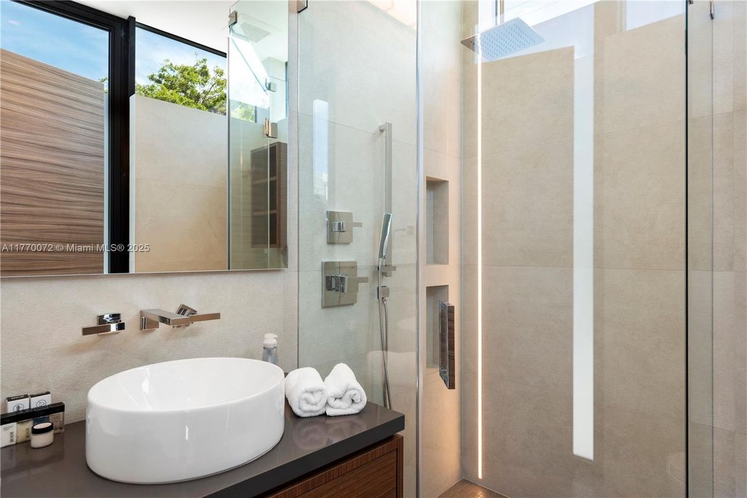 For Rent: $60,000 (7 beds, 7 baths, 7723 Square Feet)