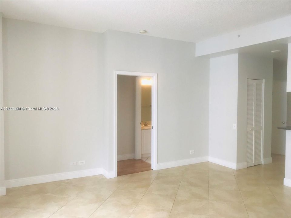 Recently Rented: $2,780 (1 beds, 1 baths, 806 Square Feet)