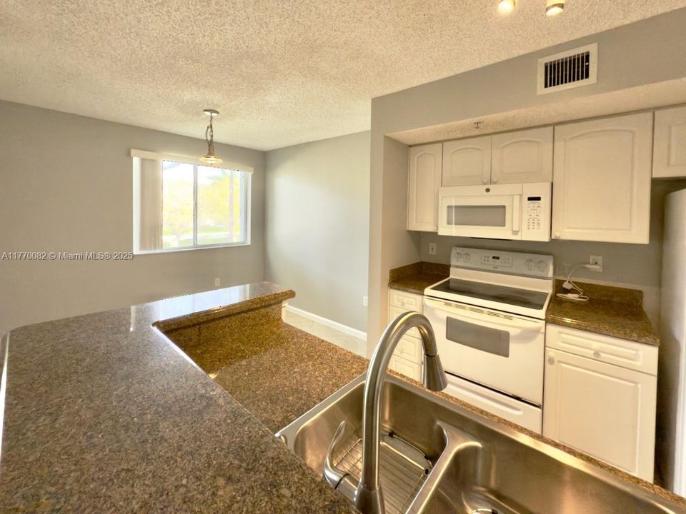 Recently Rented: $1,800 (1 beds, 1 baths, 707 Square Feet)