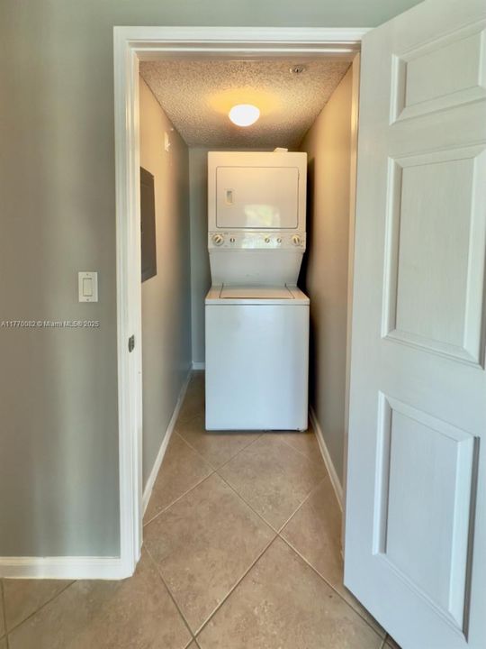 Recently Rented: $1,800 (1 beds, 1 baths, 707 Square Feet)