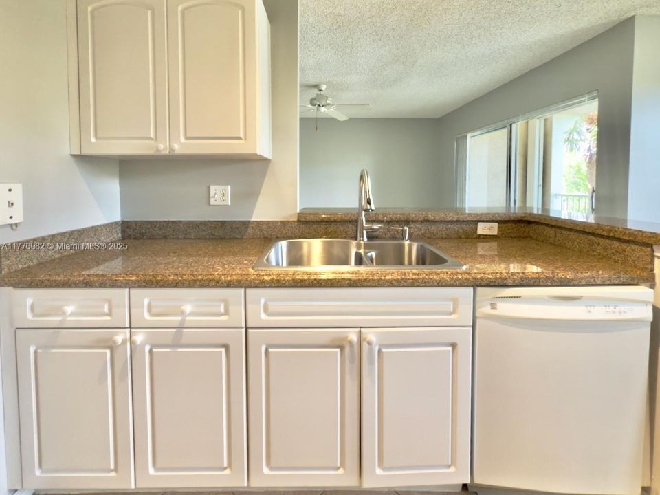 Recently Rented: $1,800 (1 beds, 1 baths, 707 Square Feet)