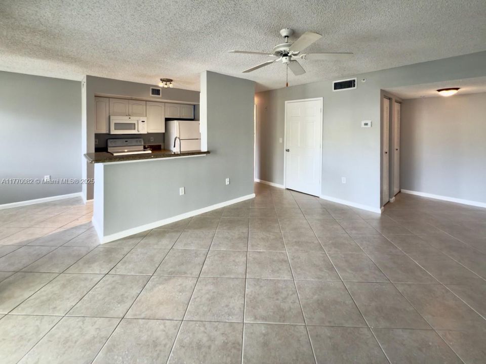 Recently Rented: $1,800 (1 beds, 1 baths, 707 Square Feet)