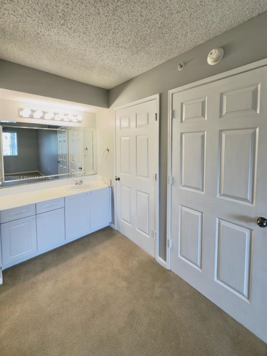 Recently Rented: $1,800 (1 beds, 1 baths, 707 Square Feet)