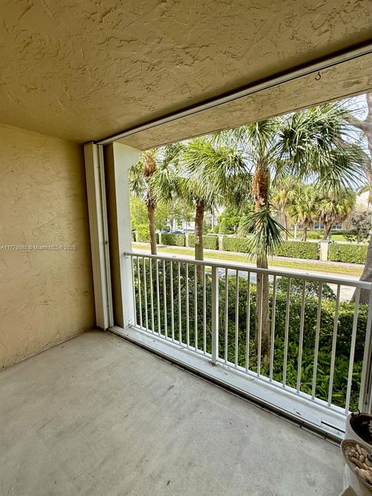 Recently Rented: $1,800 (1 beds, 1 baths, 707 Square Feet)