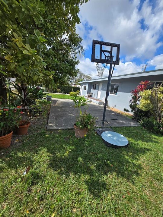 Recently Sold: $670,000 (4 beds, 3 baths, 1726 Square Feet)