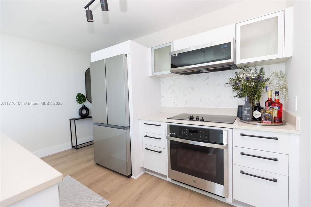 Recently Sold: $460,000 (1 beds, 1 baths, 651 Square Feet)