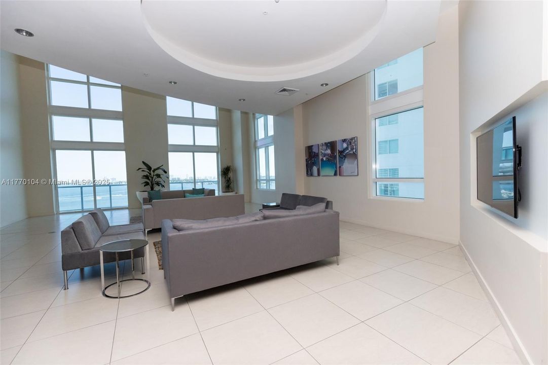 Recently Sold: $460,000 (1 beds, 1 baths, 651 Square Feet)