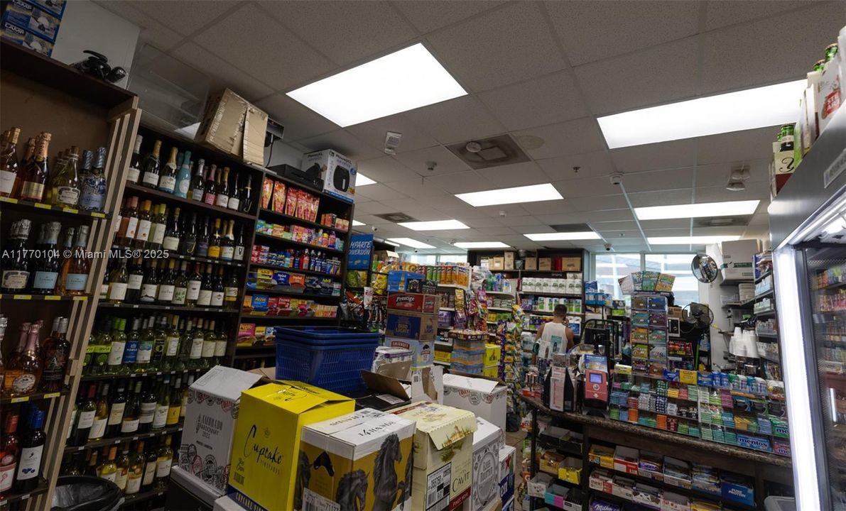 Recently Sold: $460,000 (1 beds, 1 baths, 651 Square Feet)