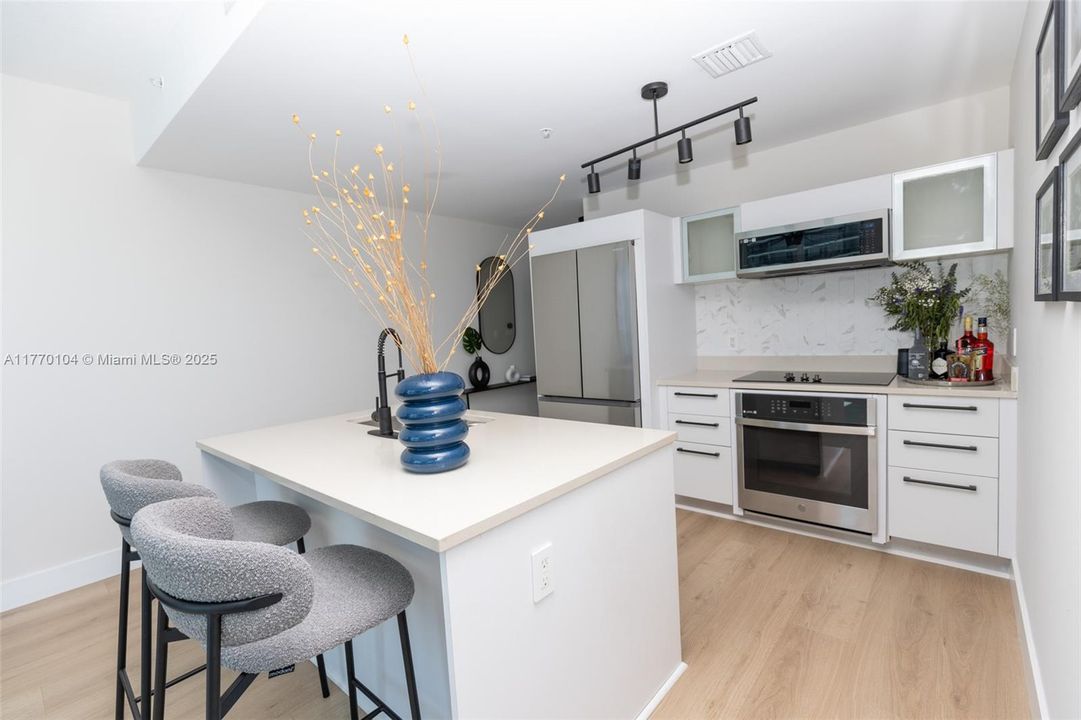 Recently Sold: $460,000 (1 beds, 1 baths, 651 Square Feet)