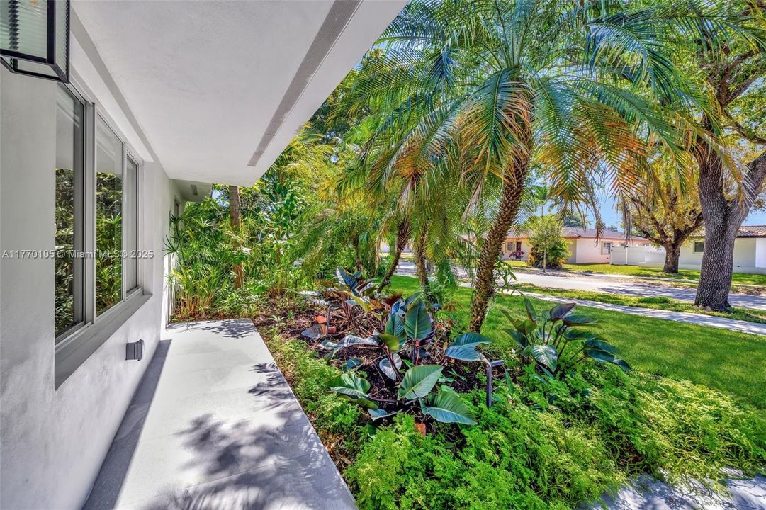 Recently Sold: $899,999 (3 beds, 2 baths, 1578 Square Feet)