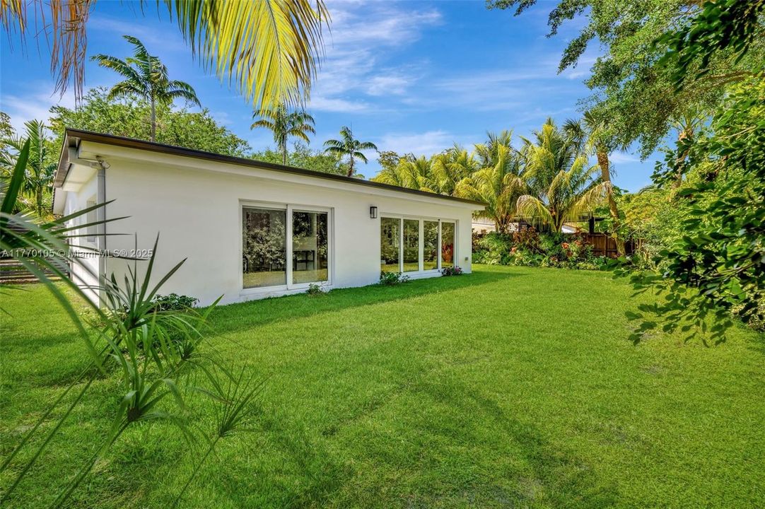 Recently Sold: $899,999 (3 beds, 2 baths, 1578 Square Feet)