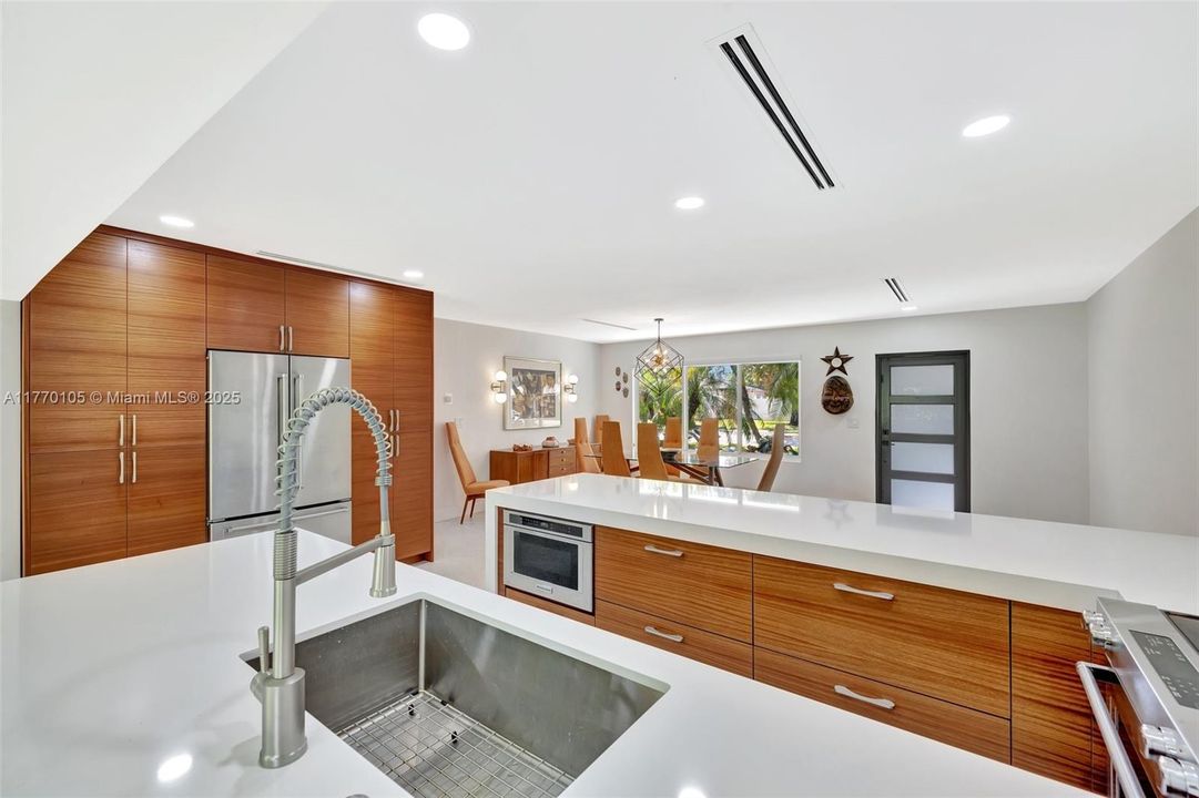 Recently Sold: $899,999 (3 beds, 2 baths, 1578 Square Feet)