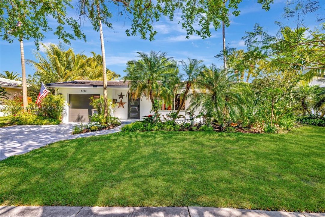 Recently Sold: $899,999 (3 beds, 2 baths, 1578 Square Feet)