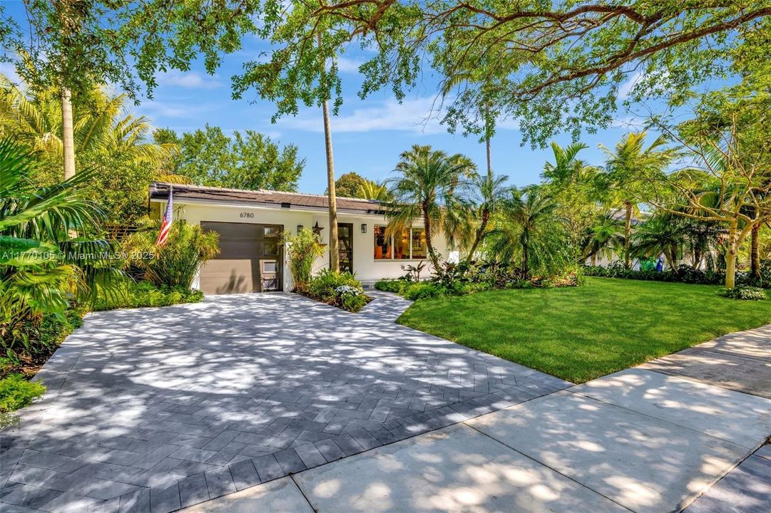 Recently Sold: $899,999 (3 beds, 2 baths, 1578 Square Feet)