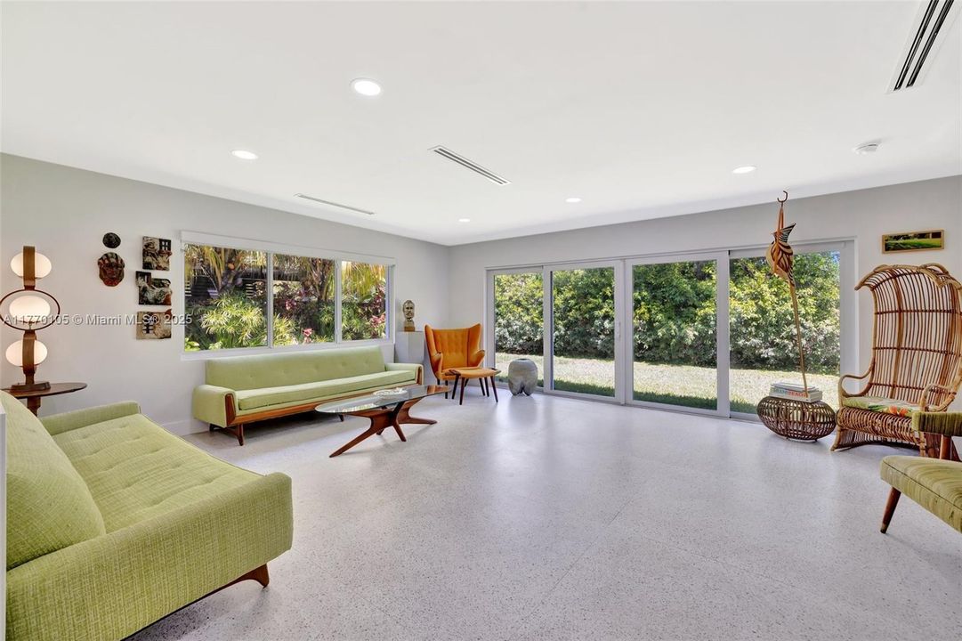 Recently Sold: $899,999 (3 beds, 2 baths, 1578 Square Feet)