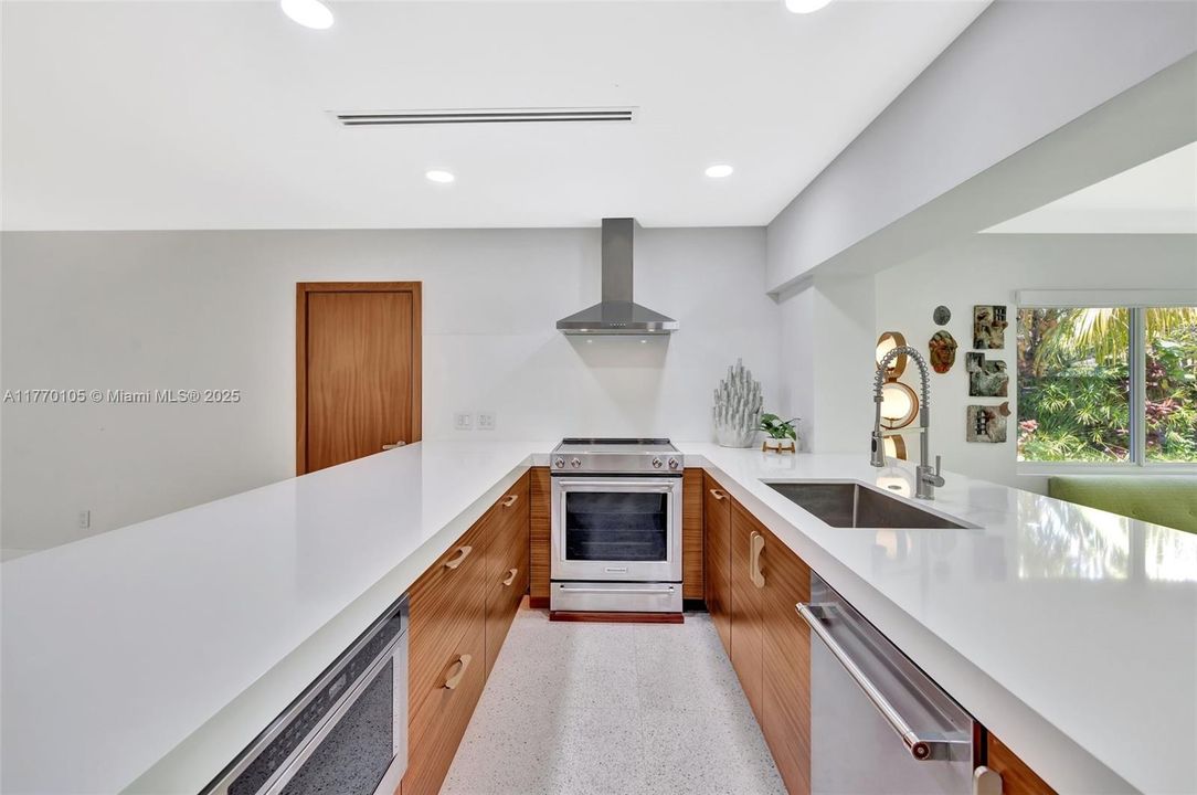 Recently Sold: $899,999 (3 beds, 2 baths, 1578 Square Feet)