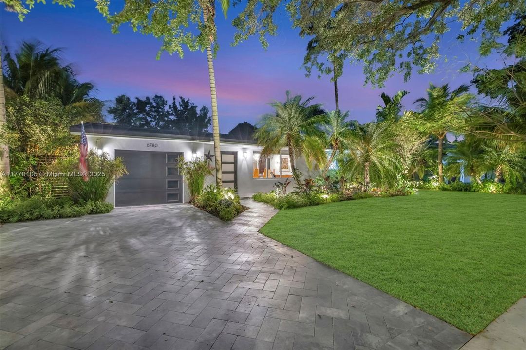 Recently Sold: $899,999 (3 beds, 2 baths, 1578 Square Feet)