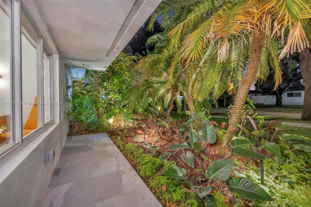 Recently Sold: $899,999 (3 beds, 2 baths, 1578 Square Feet)