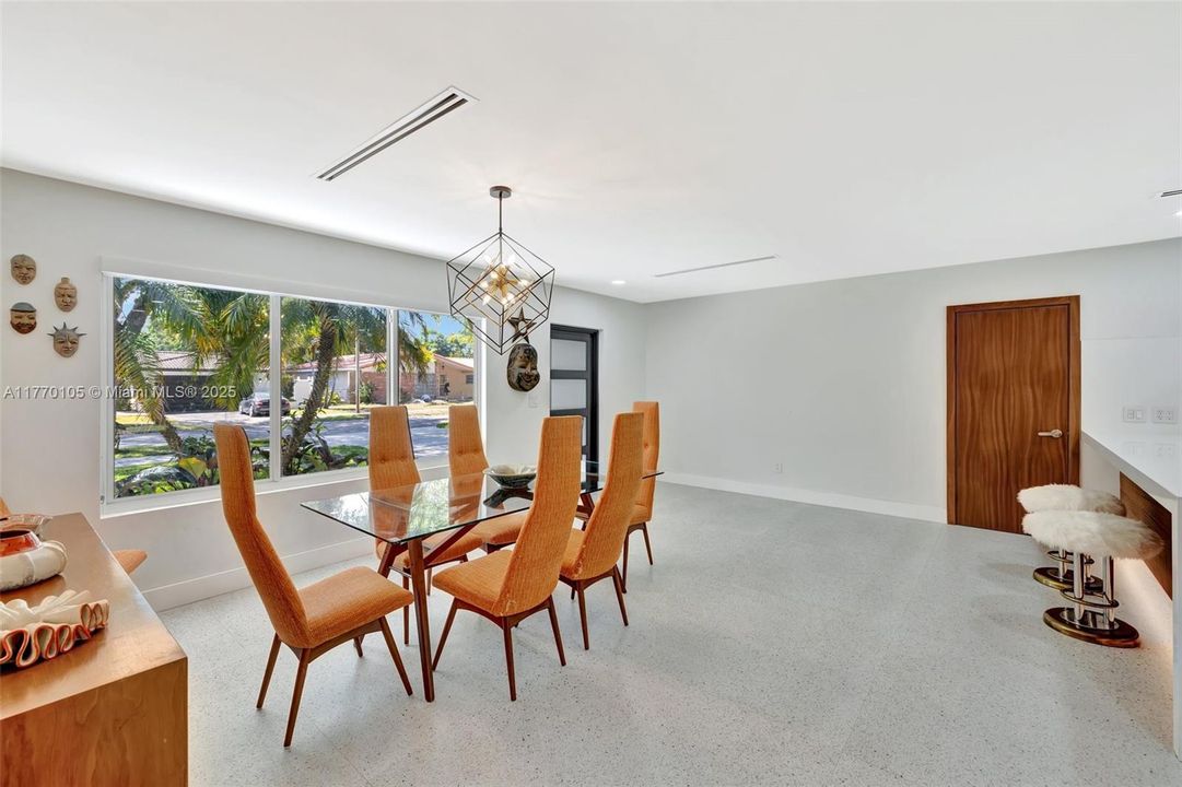 Recently Sold: $899,999 (3 beds, 2 baths, 1578 Square Feet)