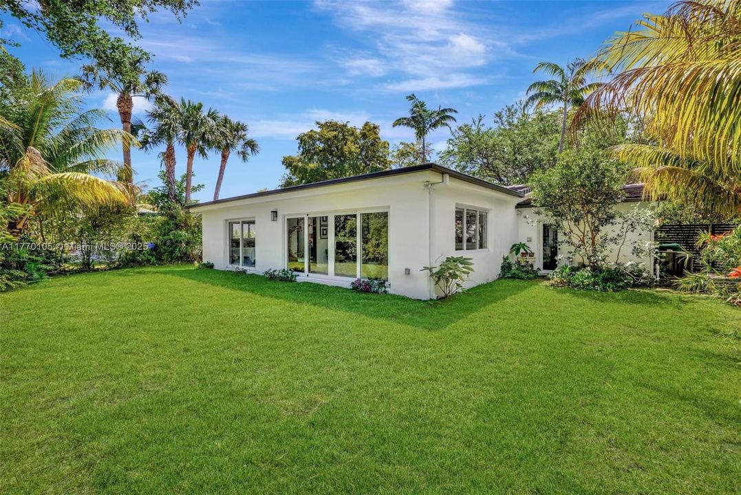 Recently Sold: $899,999 (3 beds, 2 baths, 1578 Square Feet)