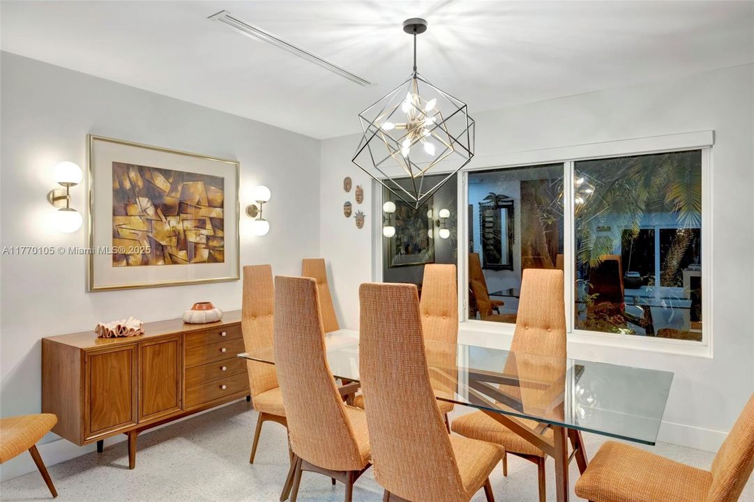 Recently Sold: $899,999 (3 beds, 2 baths, 1578 Square Feet)