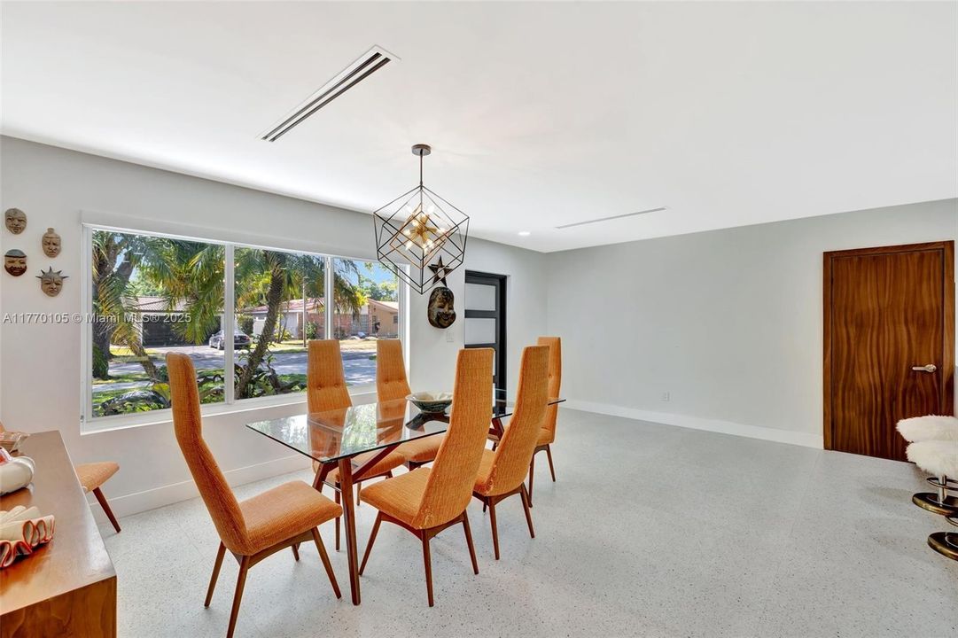 Recently Sold: $899,999 (3 beds, 2 baths, 1578 Square Feet)