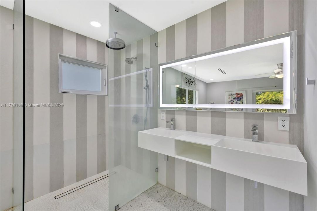 Recently Sold: $899,999 (3 beds, 2 baths, 1578 Square Feet)