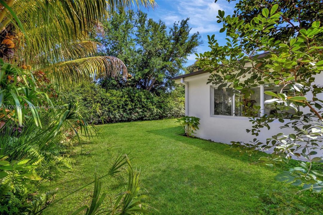 Recently Sold: $899,999 (3 beds, 2 baths, 1578 Square Feet)