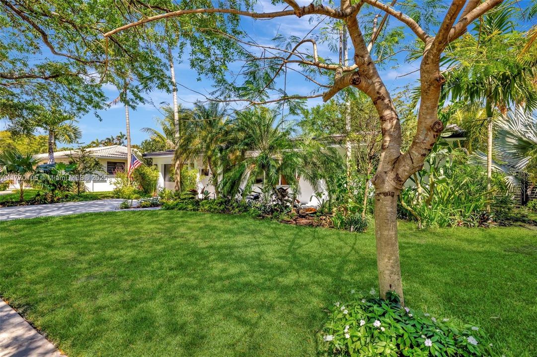 Recently Sold: $899,999 (3 beds, 2 baths, 1578 Square Feet)