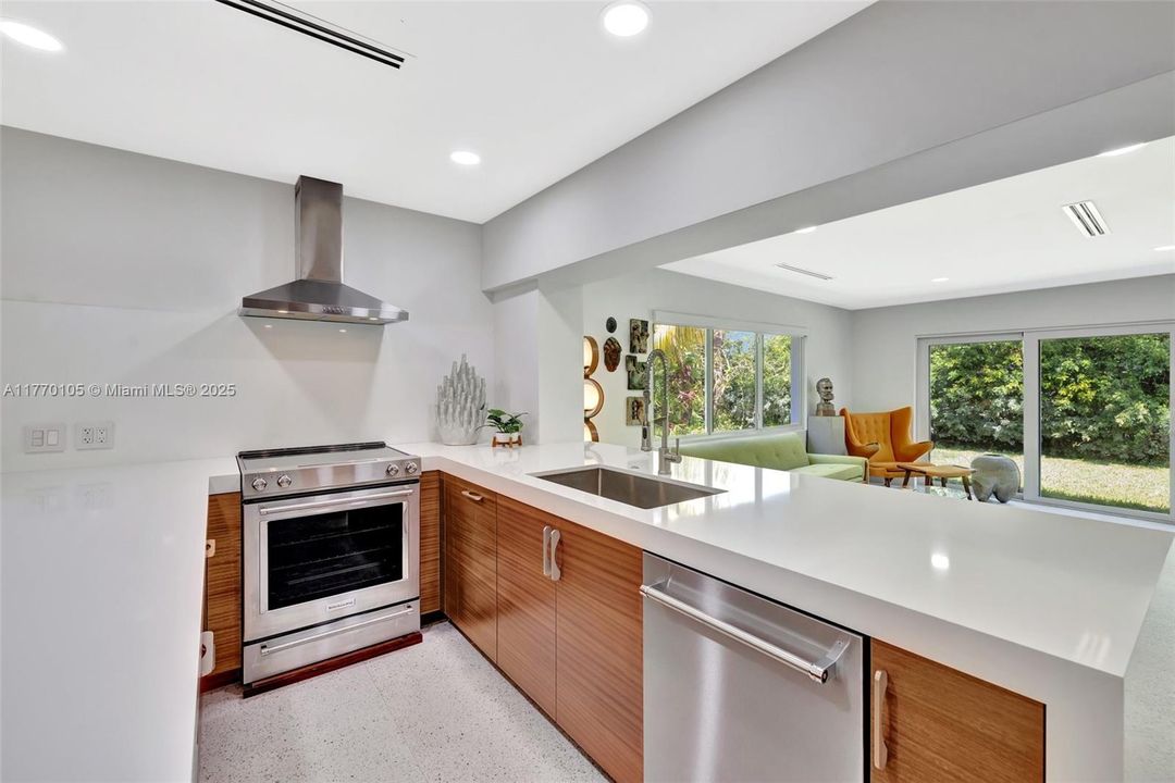 Recently Sold: $899,999 (3 beds, 2 baths, 1578 Square Feet)