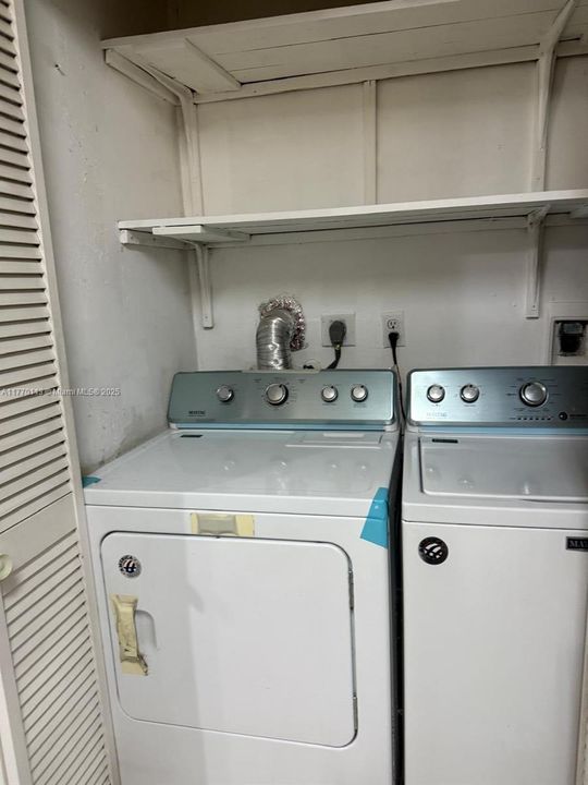 Active With Contract: $306,500 (2 beds, 2 baths, 856 Square Feet)