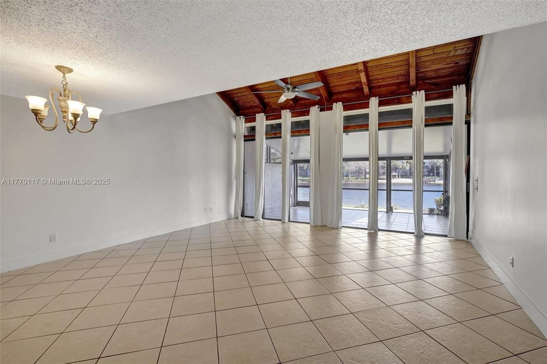 最近租的: $2,995 (3 贝兹, 2 浴室, 1511 平方英尺)