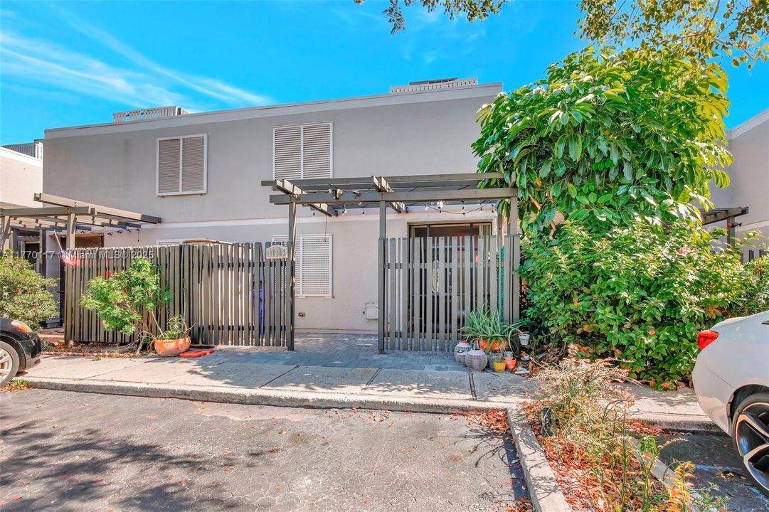 最近租的: $2,995 (3 贝兹, 2 浴室, 1511 平方英尺)